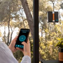 Conga Windroid W100 Station Robot limpiacristales 3 en 1 con gran autonomía y estación de carga constante, que pulveriza, limpia y seca todo tipo de superficies con resultados impecables incluso en bordes y esquinas.Ofrece manejo total por app o mando, alta velocidad de limpieza y máxima seguridad gracias a su cuerda y batería de seguridad.