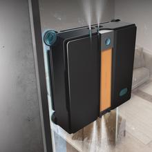 Conga Windroid W100 Station Robot limpiacristales 3 en 1 con gran autonomía y estación de carga constante, que pulveriza, limpia y seca todo tipo de superficies con resultados impecables incluso en bordes y esquinas.Ofrece manejo total por app o mando, alta velocidad de limpieza y máxima seguridad gracias a su cuerda y batería de seguridad.