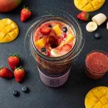 Power Titanium Shake2Go Candy Personal Blender im kompakten und tragbaren Design. 180 W Leistung. Abnehmbarer 600-ml-Tritan-Behälter. Drei Automatikprogramme. BPA-frei. Schnellladefunktion.