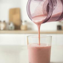 Power Titanium Shake2Go Candy Personal Blender im kompakten und tragbaren Design. 180 W Leistung. Abnehmbarer 600-ml-Tritan-Behälter. Drei Automatikprogramme. BPA-frei. Schnellladefunktion.