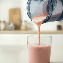 Power Titanium Shake2Go Lagoon Batidoras de vaso individual con diseño compacto y portátil. Potencia 180W. Desmontable. Vaso Tritan 600ml. Tres programas automáticos. Libre BPA. Carga rápida.