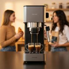 Cafelizzia 690 Grey Potencia de 1230–1465 W que asegura una extracción rápida y precisa. Bomba de 20 bares para espresso con cuerpo. Prepara una o dos tazas al mismo tiempo. Vaporizador integrado para espumar leche y función de agua caliente para infusiones. Tanque de 1,5 L y diseño compacto que facilita el uso y la organización en la cocina.