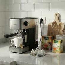 Cafelizzia 690 Grey Potencia de 1230–1465 W que asegura una extracción rápida y precisa. Bomba de 20 bares para espresso con cuerpo. Prepara una o dos tazas al mismo tiempo. Vaporizador integrado para espumar leche y función de agua caliente para infusiones. Tanque de 1,5 L y diseño compacto que facilita el uso y la organización en la cocina.