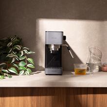Cafelizzia 690 Grey Potencia de 1230–1465 W que asegura una extracción rápida y precisa. Bomba de 20 bares para espresso con cuerpo. Prepara una o dos tazas al mismo tiempo. Vaporizador integrado para espumar leche y función de agua caliente para infusiones. Tanque de 1,5 L y diseño compacto que facilita el uso y la organización en la cocina.