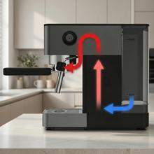 Cafelizzia 690 Grey Potencia de 1230–1465 W que asegura una extracción rápida y precisa. Bomba de 20 bares para espresso con cuerpo. Prepara una o dos tazas al mismo tiempo. Vaporizador integrado para espumar leche y función de agua caliente para infusiones. Tanque de 1,5 L y diseño compacto que facilita el uso y la organización en la cocina.