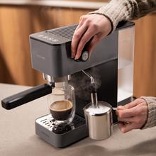 Cafelizzia 690 Grey Potencia de 1230–1465 W que asegura una extracción rápida y precisa. Bomba de 20 bares para espresso con cuerpo. Prepara una o dos tazas al mismo tiempo. Vaporizador integrado para espumar leche y función de agua caliente para infusiones. Tanque de 1,5 L y diseño compacto que facilita el uso y la organización en la cocina.