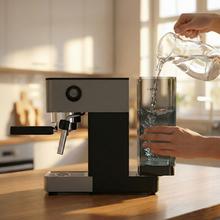 Cafelizzia 690 Grey Potencia de 1230–1465 W que asegura una extracción rápida y precisa. Bomba de 20 bares para espresso con cuerpo. Prepara una o dos tazas al mismo tiempo. Vaporizador integrado para espumar leche y función de agua caliente para infusiones. Tanque de 1,5 L y diseño compacto que facilita el uso y la organización en la cocina.