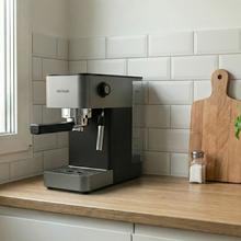 Cafelizzia 690 Grey Potencia de 1230–1465 W que asegura una extracción rápida y precisa. Bomba de 20 bares para espresso con cuerpo. Prepara una o dos tazas al mismo tiempo. Vaporizador integrado para espumar leche y función de agua caliente para infusiones. Tanque de 1,5 L y diseño compacto que facilita el uso y la organización en la cocina.