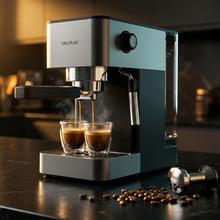 Cafelizzia 690 Grey Potencia de 1230–1465 W que asegura una extracción rápida y precisa. Bomba de 20 bares para espresso con cuerpo. Prepara una o dos tazas al mismo tiempo. Vaporizador integrado para espumar leche y función de agua caliente para infusiones. Tanque de 1,5 L y diseño compacto que facilita el uso y la organización en la cocina.