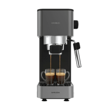 Cafelizzia 690 Grey Potencia de 1230–1465 W que asegura una extracción rápida y precisa. Bomba de 20 bares para espresso con cuerpo. Prepara una o dos tazas al mismo tiempo. Vaporizador integrado para espumar leche y función de agua caliente para infusiones. Tanque de 1,5 L y diseño compacto que facilita el uso y la organización en la cocina.