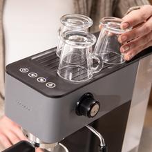 Cafelizzia 690 Grey Potencia de 1230–1465 W que asegura una extracción rápida y precisa. Bomba de 20 bares para espresso con cuerpo. Prepara una o dos tazas al mismo tiempo. Vaporizador integrado para espumar leche y función de agua caliente para infusiones. Tanque de 1,5 L y diseño compacto que facilita el uso y la organización en la cocina.