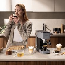 Cafelizzia 690 Grey Potencia de 1230–1465 W que asegura una extracción rápida y precisa. Bomba de 20 bares para espresso con cuerpo. Prepara una o dos tazas al mismo tiempo. Vaporizador integrado para espumar leche y función de agua caliente para infusiones. Tanque de 1,5 L y diseño compacto que facilita el uso y la organización en la cocina.