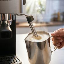 Cafelizzia 690 Grey Potencia de 1230–1465 W que asegura una extracción rápida y precisa. Bomba de 20 bares para espresso con cuerpo. Prepara una o dos tazas al mismo tiempo. Vaporizador integrado para espumar leche y función de agua caliente para infusiones. Tanque de 1,5 L y diseño compacto que facilita el uso y la organización en la cocina.