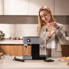 Cafelizzia 690 Grey Potencia de 1230–1465 W que asegura una extracción rápida y precisa. Bomba de 20 bares para espresso con cuerpo. Prepara una o dos tazas al mismo tiempo. Vaporizador integrado para espumar leche y función de agua caliente para infusiones. Tanque de 1,5 L y diseño compacto que facilita el uso y la organización en la cocina.