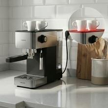 Cafelizzia 690 Grey Potencia de 1230–1465 W que asegura una extracción rápida y precisa. Bomba de 20 bares para espresso con cuerpo. Prepara una o dos tazas al mismo tiempo. Vaporizador integrado para espumar leche y función de agua caliente para infusiones. Tanque de 1,5 L y diseño compacto que facilita el uso y la organización en la cocina.