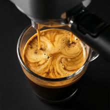 Cafelizzia 690 Grey Potencia de 1230–1465 W que asegura una extracción rápida y precisa. Bomba de 20 bares para espresso con cuerpo. Prepara una o dos tazas al mismo tiempo. Vaporizador integrado para espumar leche y función de agua caliente para infusiones. Tanque de 1,5 L y diseño compacto que facilita el uso y la organización en la cocina.