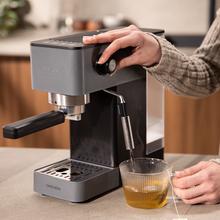 Cafelizzia 690 Grey Potencia de 1230–1465 W que asegura una extracción rápida y precisa. Bomba de 20 bares para espresso con cuerpo. Prepara una o dos tazas al mismo tiempo. Vaporizador integrado para espumar leche y función de agua caliente para infusiones. Tanque de 1,5 L y diseño compacto que facilita el uso y la organización en la cocina.