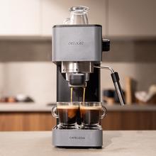 Cafelizzia 690 Grey Potencia de 1230–1465 W que asegura una extracción rápida y precisa. Bomba de 20 bares para espresso con cuerpo. Prepara una o dos tazas al mismo tiempo. Vaporizador integrado para espumar leche y función de agua caliente para infusiones. Tanque de 1,5 L y diseño compacto que facilita el uso y la organización en la cocina.