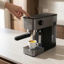 Cafelizzia 690 Grey Potencia de 1230–1465 W que asegura una extracción rápida y precisa. Bomba de 20 bares para espresso con cuerpo. Prepara una o dos tazas al mismo tiempo. Vaporizador integrado para espumar leche y función de agua caliente para infusiones. Tanque de 1,5 L y diseño compacto que facilita el uso y la organización en la cocina.