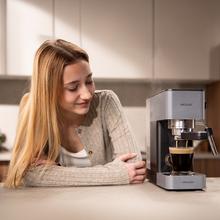 Cafelizzia 690 Grey Potencia de 1230–1465 W que asegura una extracción rápida y precisa. Bomba de 20 bares para espresso con cuerpo. Prepara una o dos tazas al mismo tiempo. Vaporizador integrado para espumar leche y función de agua caliente para infusiones. Tanque de 1,5 L y diseño compacto que facilita el uso y la organización en la cocina.