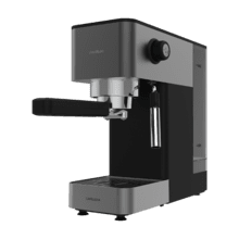 Cafelizzia 690 Grey Potencia de 1230–1465 W que asegura una extracción rápida y precisa. Bomba de 20 bares para espresso con cuerpo. Prepara una o dos tazas al mismo tiempo. Vaporizador integrado para espumar leche y función de agua caliente para infusiones. Tanque de 1,5 L y diseño compacto que facilita el uso y la organización en la cocina.
