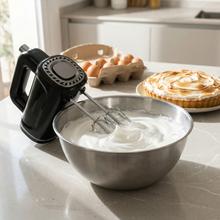 PowerTwist 300 Batidora amasadora con potencia de 300 W que garantiza un mezclado uniforme y sin esfuerzo. Cinco velocidades regulables. Varillas de precisión para montar claras o cremas. Ganchos de acero resistentes para amasar. Botón eyector QuickOut. Base de almacenamiento integrada.