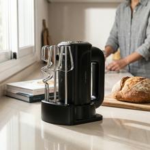 PowerTwist 300 Batidora amasadora con potencia de 300 W que garantiza un mezclado uniforme y sin esfuerzo. Cinco velocidades regulables. Varillas de precisión para montar claras o cremas. Ganchos de acero resistentes para amasar. Botón eyector QuickOut. Base de almacenamiento integrada.