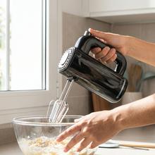 PowerTwist 300 Batidora amasadora con potencia de 300 W que garantiza un mezclado uniforme y sin esfuerzo. Cinco velocidades regulables. Varillas de precisión para montar claras o cremas. Ganchos de acero resistentes para amasar. Botón eyector QuickOut. Base de almacenamiento integrada.