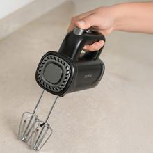 PowerTwist 300 Batidora amasadora con potencia de 300 W que garantiza un mezclado uniforme y sin esfuerzo. Cinco velocidades regulables. Varillas de precisión para montar claras o cremas. Ganchos de acero resistentes para amasar. Botón eyector QuickOut. Base de almacenamiento integrada.