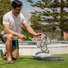 Conga Pooldroid 3000 FloorMaster Robot limpiafondos inalámbrico para piscinas sin pendientes, Apto para superficies de hasta 80 m2 y una profundidad máxima de 2,5 metros. 100 minutos de autonomía. Filtro de alta eficiencia de 100 μm. Capacidad de 2,5 L.