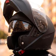 FlexShield Casco motocicleta M Casco modular abatible con homologación ECE 22.06 y doble certificación P/J para uso integral o jet. Fabricado en resina termoplástica, con visor antiarañazos, visor solar ajustable, sistema de cierre micrométrico y acolchados desmontables y lavables. Bolsa y caja incluidos.