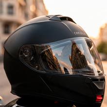 FlexShield Casco motocicleta L Casco modular abatible con homologación ECE 22.06 y doble certificación P/J para uso integral o jet. Fabricado en resina termoplástica, con visor antiarañazos, visor solar ajustable, sistema de cierre micrométrico y acolchados desmontables y lavables. Bolsa y caja incluidos.