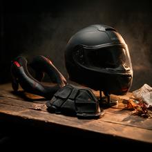 FlexShield Casco motocicleta L Casco modular abatible con homologación ECE 22.06 y doble certificación P/J para uso integral o jet. Fabricado en resina termoplástica, con visor antiarañazos, visor solar ajustable, sistema de cierre micrométrico y acolchados desmontables y lavables. Bolsa y caja incluidos.