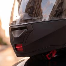 FlexShield Casco motocicleta L Casco modular abatible con homologación ECE 22.06 y doble certificación P/J para uso integral o jet. Fabricado en resina termoplástica, con visor antiarañazos, visor solar ajustable, sistema de cierre micrométrico y acolchados desmontables y lavables. Bolsa y caja incluidos.