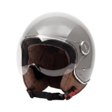 Capacete para motocicleta UrbanShield Jet S. Capacete estilo jet com casco duplo em ABS, viseira solar integrada e design ventilado. Ideal para deslocamentos urbanos, com interior confortável e fácil manutenção.