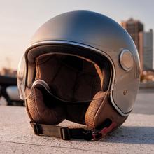 UrbanShield Capacete de motocicleta Jet SCapacete tipo jet com dupla calota em ABS, viseira solar integrada e design ventilado. Ideal para deslocações urbanas com interiores confortáveis e fácil manutenção.