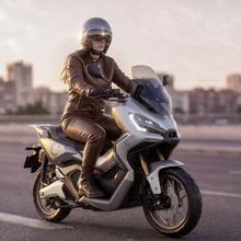 UrbanShield Capacete de motocicleta Jet SCapacete tipo jet com dupla calota em ABS, viseira solar integrada e design ventilado. Ideal para deslocações urbanas com interiores confortáveis e fácil manutenção.