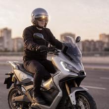 UrbanShield Motorradhelm Jet MJethelm mit doppelter ABS-Schale, integrierter Sonnenblende und belüftetem Design. Ideal für den Stadtverkehr, mit komfortabler Innenausstattung und einfacher Wartung.