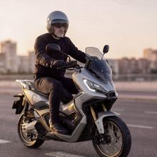 UrbanShield Motorradhelm Jet LJethelm mit doppelter ABS-Schale, integrierter Sonnenblende und belüftetem Design. Ideal für den Stadtverkehr, mit komfortabler Innenausstattung und einfacher Wartung.