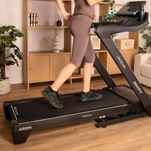Drumfit flow ARION Tapis de course DrumFit Flow Arion pour entraînements intensifs à la maison, avec moteur de 3 CV, vitesse jusqu'à 20 km/h, inclinaison réglable de 1 à 18 %, surface de course de 52x140 cm, écran LED avec support pour tablette, boutons de réglage rapide et compatibilité avec Zwift et Kinomap pour des entraînements interactifs et variés.