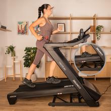 Drumfit flow ARION Tapis de course DrumFit Flow Arion pour entraînements intensifs à la maison, avec moteur de 3 CV, vitesse jusqu'à 20 km/h, inclinaison réglable de 1 à 18 %, surface de course de 52x140 cm, écran LED avec support pour tablette, boutons de réglage rapide et compatibilité avec Zwift et Kinomap pour des entraînements interactifs et variés.