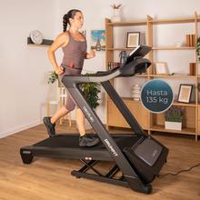 Drumfit flow ARION Tapis de course DrumFit Flow Arion pour entraînements intensifs à la maison, avec moteur de 3 CV, vitesse jusqu'à 20 km/h, inclinaison réglable de 1 à 18 %, surface de course de 52x140 cm, écran LED avec support pour tablette, boutons de réglage rapide et compatibilité avec Zwift et Kinomap pour des entraînements interactifs et variés.