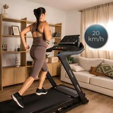 Drumfit flow ARION Tapis de course DrumFit Flow Arion pour entraînements intensifs à la maison, avec moteur de 3 CV, vitesse jusqu'à 20 km/h, inclinaison réglable de 1 à 18 %, surface de course de 52x140 cm, écran LED avec support pour tablette, boutons de réglage rapide et compatibilité avec Zwift et Kinomap pour des entraînements interactifs et variés.