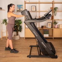 Drumfit flow ARION Tapis de course DrumFit Flow Arion pour entraînements intensifs à la maison, avec moteur de 3 CV, vitesse jusqu'à 20 km/h, inclinaison réglable de 1 à 18 %, surface de course de 52x140 cm, écran LED avec support pour tablette, boutons de réglage rapide et compatibilité avec Zwift et Kinomap pour des entraînements interactifs et variés.
