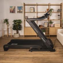 Drumfit flow ARION Tapis de course DrumFit Flow Arion pour entraînements intensifs à la maison, avec moteur de 3 CV, vitesse jusqu'à 20 km/h, inclinaison réglable de 1 à 18 %, surface de course de 52x140 cm, écran LED avec support pour tablette, boutons de réglage rapide et compatibilité avec Zwift et Kinomap pour des entraînements interactifs et variés.