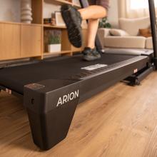 Drumfit flow ARION Tapis de course DrumFit Flow Arion pour entraînements intensifs à la maison, avec moteur de 3 CV, vitesse jusqu'à 20 km/h, inclinaison réglable de 1 à 18 %, surface de course de 52x140 cm, écran LED avec support pour tablette, boutons de réglage rapide et compatibilité avec Zwift et Kinomap pour des entraînements interactifs et variés.