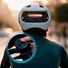 BrainGuard Pro SM: Ein intelligenter Stadthelm für Fahrräder, Roller und andere Elektrofahrzeuge, der Sicherheit und Sichtbarkeit verbessert. Er verfügt über Vorder- und Rücklicht mit verschiedenen Modi (Dauerlicht, Blinklicht, SOS) und dynamische Blinker, die per Fernbedienung am Lenker aktiviert werden. Der Helm ist mit einem 600-mAh-Akku ausgestattet und kann per USB geladen werden. Er ist leicht, komfortabel und bietet einen sicheren Sitz für den täglichen Gebrauch.