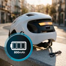 BrainGuard Pro SM: Ein intelligenter Stadthelm für Fahrräder, Roller und andere Elektrofahrzeuge, der Sicherheit und Sichtbarkeit verbessert. Er verfügt über Vorder- und Rücklicht mit verschiedenen Modi (Dauerlicht, Blinklicht, SOS) und dynamische Blinker, die per Fernbedienung am Lenker aktiviert werden. Der Helm ist mit einem 600-mAh-Akku ausgestattet und kann per USB geladen werden. Er ist leicht, komfortabel und bietet einen sicheren Sitz für den täglichen Gebrauch.