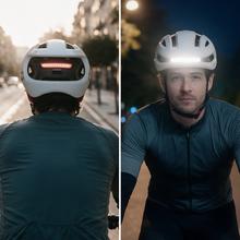 BrainGuard Pro SM: Ein intelligenter Stadthelm für Fahrräder, Roller und andere Elektrofahrzeuge, der Sicherheit und Sichtbarkeit verbessert. Er verfügt über Vorder- und Rücklicht mit verschiedenen Modi (Dauerlicht, Blinklicht, SOS) und dynamische Blinker, die per Fernbedienung am Lenker aktiviert werden. Der Helm ist mit einem 600-mAh-Akku ausgestattet und kann per USB geladen werden. Er ist leicht, komfortabel und bietet einen sicheren Sitz für den täglichen Gebrauch.