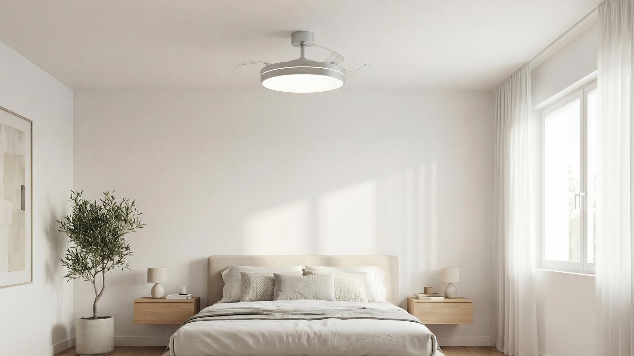 Ventilador Cecotec EnergySilence Aero 2440 instalado en dormitorio